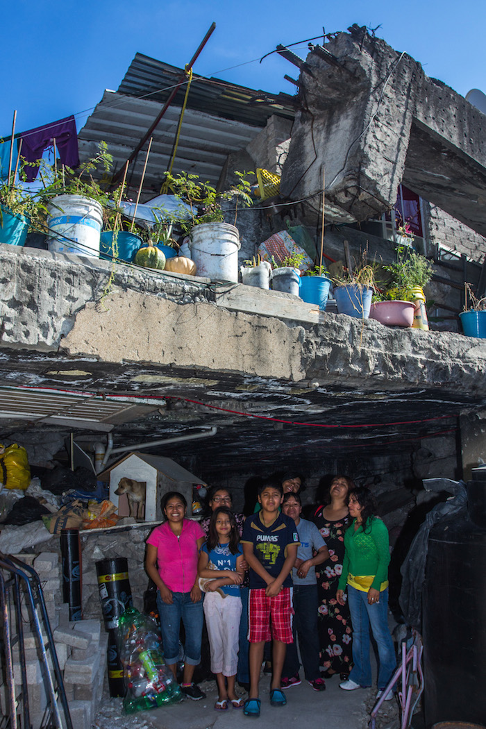 Doña Bertha y varias familias forman parte del fotorreportaje "Los incómodos", quienes habitaron las ruinas de un edificio en la calle de Chihuahua de la colonia Roma. Foto: Enrique Ordóñez/Cuartoscuro