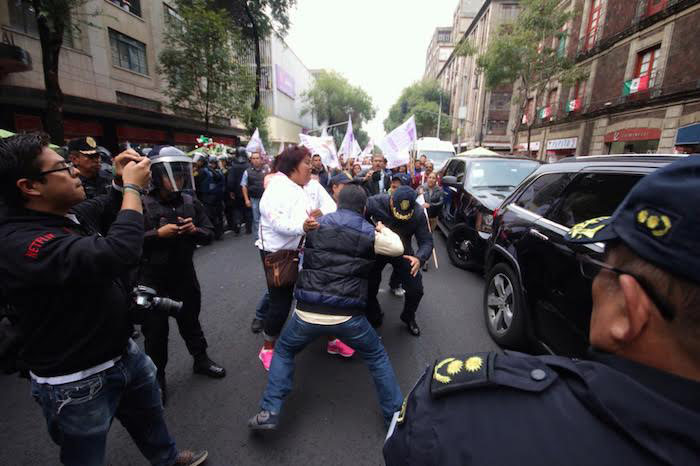 Elementos de la Secretaría de Seguridad Pública del DF impidieron la entrada al Zócalo de la Ciudad de México a un grupo de activistas que pretendían ingresar por la Calle 20 de Noviembre. Foto: Francisco Cañedo, SinEmbargo