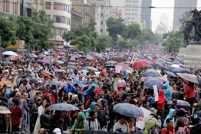 a Pesar De La Lluvia La Marcha Continuó Por Las Calles Del Distrito Federal Foto Luis Barrón Sinembargo