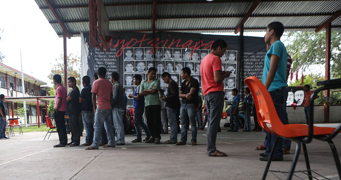 La escuela ha dejado de ser solo un centro educativo para convertirse también en el centro de control de las acciones a seguir por la desaparición de los 43. Foto: Francisco Cañedo, SinEmbargo.