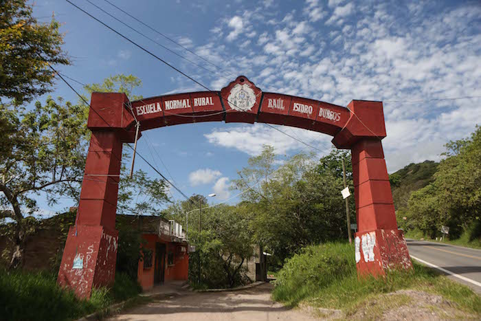 La entrada a la normal de Ayotzinapa. Foto: Francisco Cañedo, SinEmbargo.