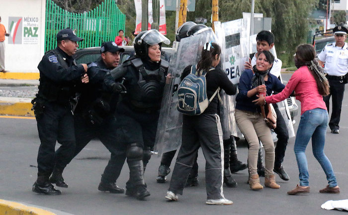 Un enfrentamiento entre estudiantes normalistas y policías se registró en Tlaxcala. Foto: Cuartoscuro 