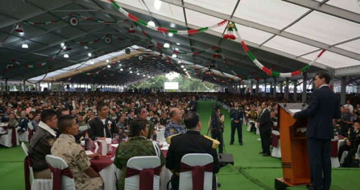 A la celebración llegó el Presidente Enrique Peña Nieto, quien les ofreció a los uniformados que en los próximos tres años los acompañará en dicho encuentro. Foto: Cuartoscuro