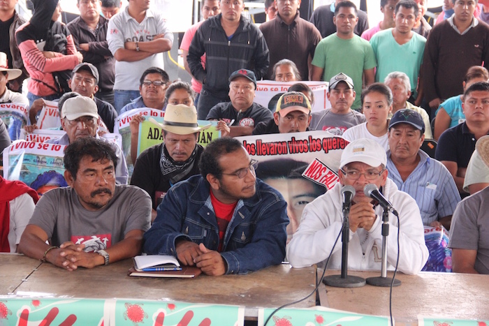 Los padres de los 43 normalistas en la conferencia de prensa de ayer tras la reunión con el Presidente Peña Nieto. Foto: Luis Barrón, SinEmbargo.