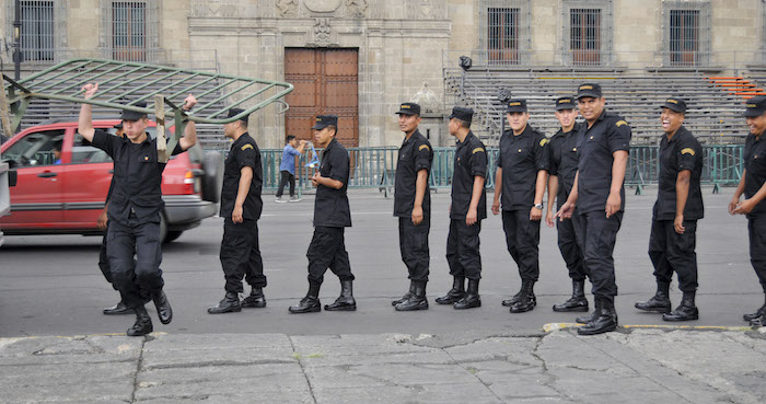 Dan los últimos detalles para la celebración del grito de independencia en el zócalo capitalino. Foto: Cuartoscuro