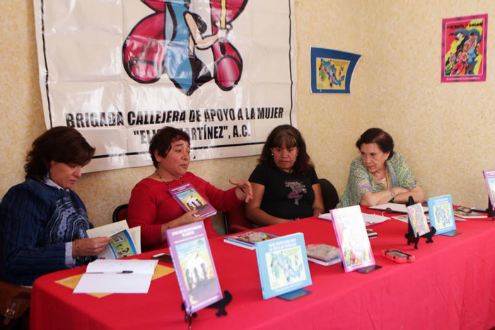 Integrantes del Movimiento Migrante Mesoamericano y de Brigada Callejera de Apoyo a la Mujer denunciaron los abusos a los migrantes centroamericanos –hombres, mujeres y niños– durante su paso por México. Foto: Francisco Cañedo, SinEmbargo