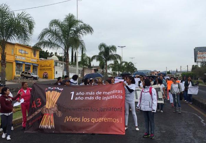 Manifestanes marcharon en Atlixto, Puebla, en solidaridad con los 43 desaparecidos de Ayotzinapa. Foto: Twitter vía @dennirf