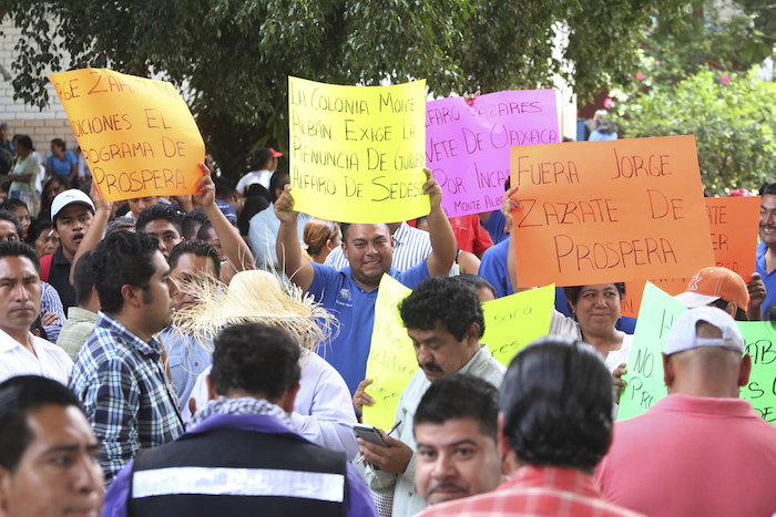 Un Julio Un Grupo De Manifestantes De Oaxaca Se Quejó Del Delegado De Prospera Y Del Director De Liconsa Quienes Dijeron Están Más Ocupados En Hacer Campaña Que En Brindar Apoyo Foto Cuartoscuro