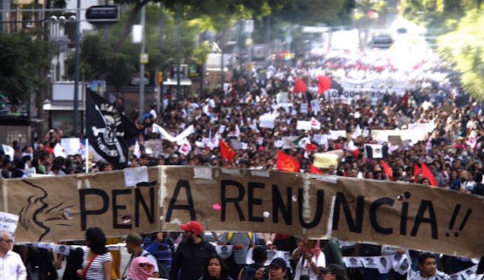 El 9 de octubre una numerosa manifestación recibió a los padres de los 43 en la Ciudad de México. En la movilización se exigió la renuncia de Enrique Peña Nieto. Foto: Francisco Cañedo, SinEmbargo 