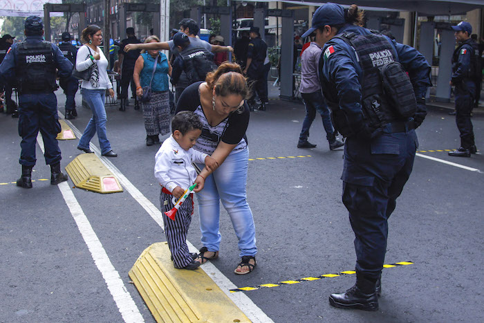 Los menores de edad este año fueron revisados en los filtros instalados para ingresar al Zócalo por su padres frente a elementos de seguridad. Foto: Cuartoscuro 