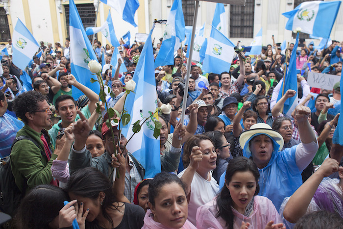 Ciudadanos en contra de su mandatario salieron a las calles para exigir que fuera desaforado. Foto: Xinhua