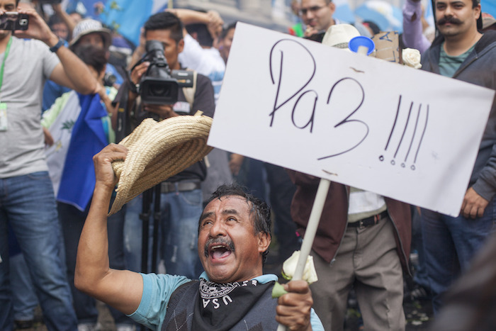 Manifestante celebra retiro de inmunidad al presidente de Guatemala. Foto: Xinhua