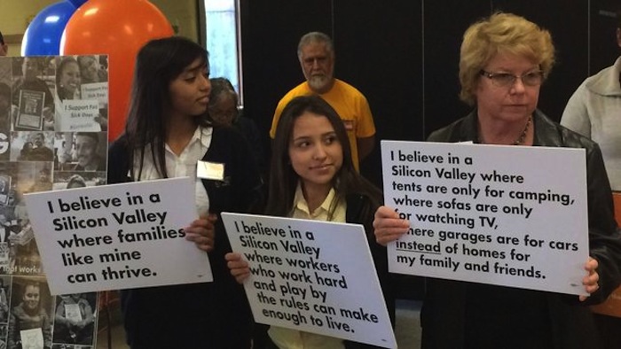 Varias Personas Sostienen Pancartas Durante Una Protesta En Silicon Valley Foto Siliconvalley Rising