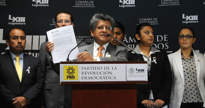 Francisco Martínez Neri, coordinador del PRD, acompañado de legisladores, presentó ante la Secretaria General de la Cámara de Diputados una solicitud de juicio político contra el ex Procurador Jesús Murillo Karam. Foto: Cuartoscuro