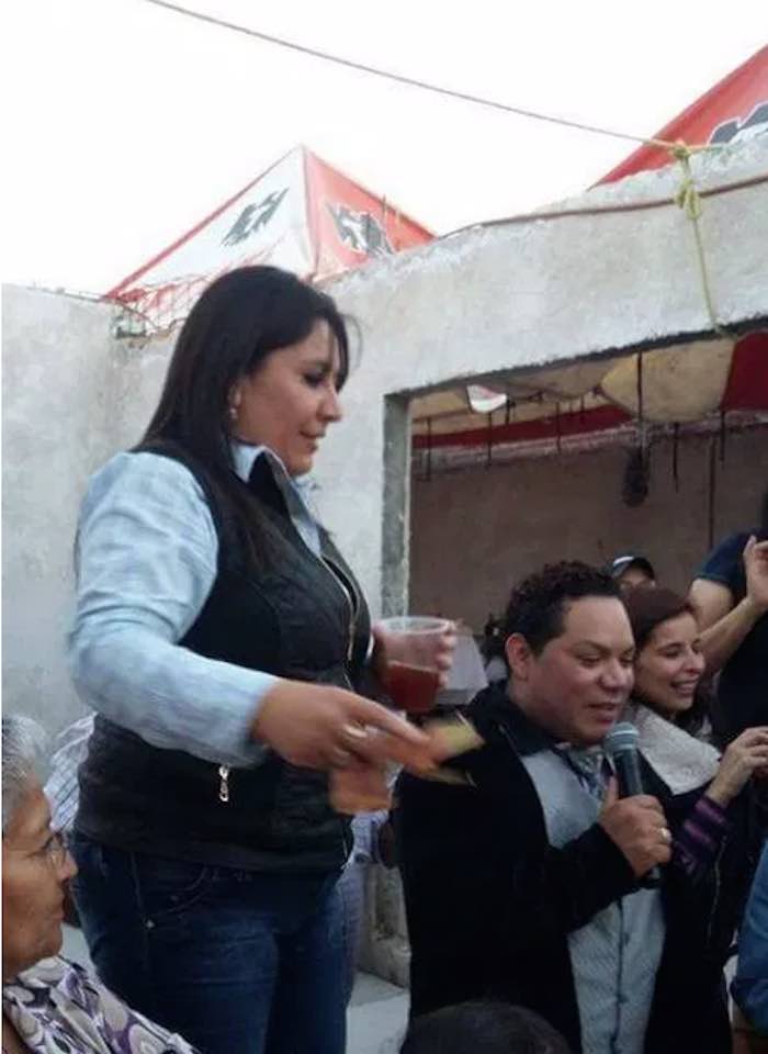 Sonia Matehuala “la festejada”, con dinero en efectivo en la mano derecha. Foto: Especial, Zona Franca