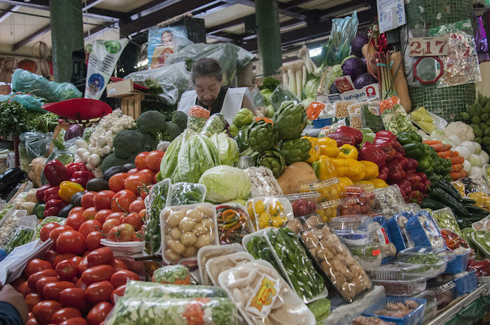 Los mercados y tianguis son una buena opción para acercarse a los productos locales. Foto: Cuartoscuro