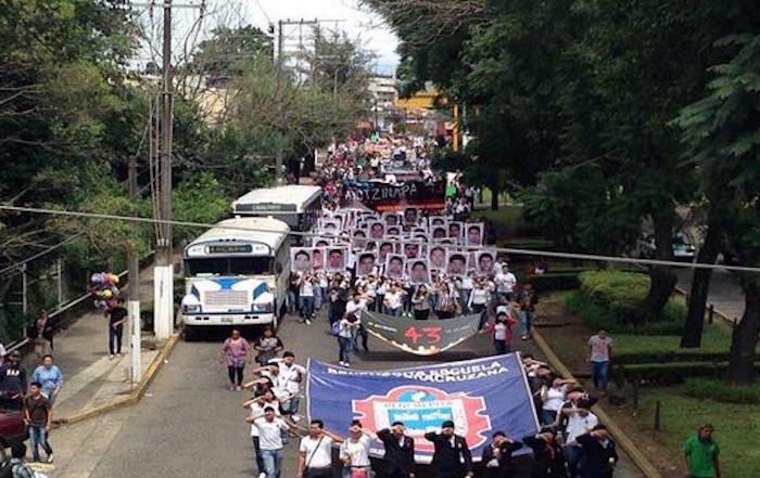 Así comienza la marcha por Ayotzinapa y sus estudiantes en Xalapa #DiaDeLaIndignacion. Foto: Twitter @XaIapa