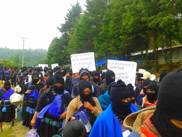 Las mujeres,hombres y niños zapatistas marchan en Chiapas. Foto: Twitter vía @GustavoVela71