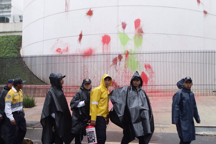 Otro Grupo De Presuntos Anarquistas Lanzaron Cohetones Y Rompieron Vidrios De Las Oficinas Del Senado Foto Francisco Cañedo Sinembargo