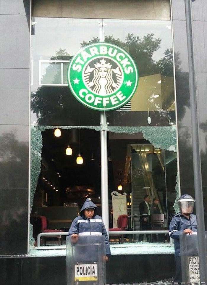 Los Encapuchados Hicieron Pintas En Algunos Locales Que Encontraron a Su Paso Como El Starbucks Foto Paola Ramos Sinembargo