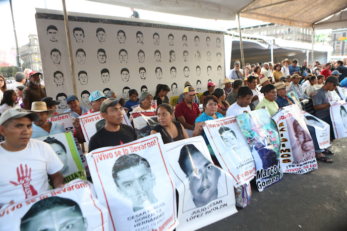 Los Padres De Los Iniciaron La Tarde De Este Miércoles En El Zócalo Capitalino Un Ayuno De Horas Foto Francisco Cañedo Sinembargo