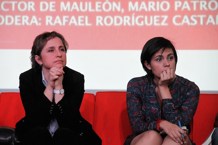 Las periodistas Carmen Aristegui y Mónica Ocampo  durante la presentación del libro “La Travesía de las Tortugas”. Foto: Luis Barrón, SinEmbargo 