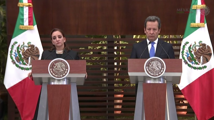 La Secretaria de Relaciones Exteriores, acompañada del Vocero de la Presidencia de México, Eduardo Sánchez. Foto: Captura de pantalla