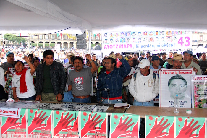 Los Padres De Los Durante La Conferencia Que Ofrecieron Esta Tarde En El Zócalo Capitalino Foto Luis Barrón Sinembargo