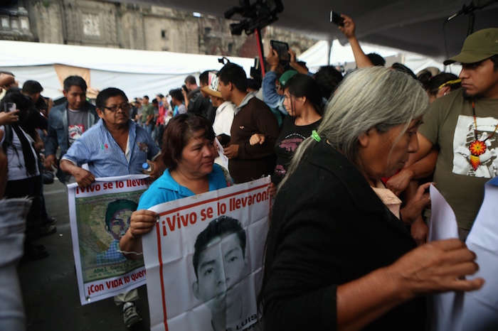 Los Padres De Los Volvieron Esta Tarde Al Zócalo Capitalino Donde Continuarán Con El Ayuno De Horas Que Comenzaron Ayer Foto Francisco Cañedo Sinembargo