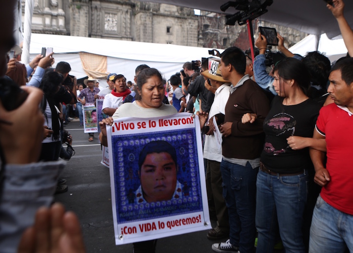 Los Padres De Los Ofrecen Una Conferencia De Prensa En El Zócalo Capitalino Luego De Su Reunión Con El Presidente Peña Nieto Foto Francisco Cañedo Sinembargo