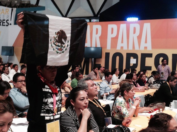 Una de las asistentes sacó una bandera de México de color negro en señal de luto por los 43 normalistas desaparecidos Foto David Huerta Martínez