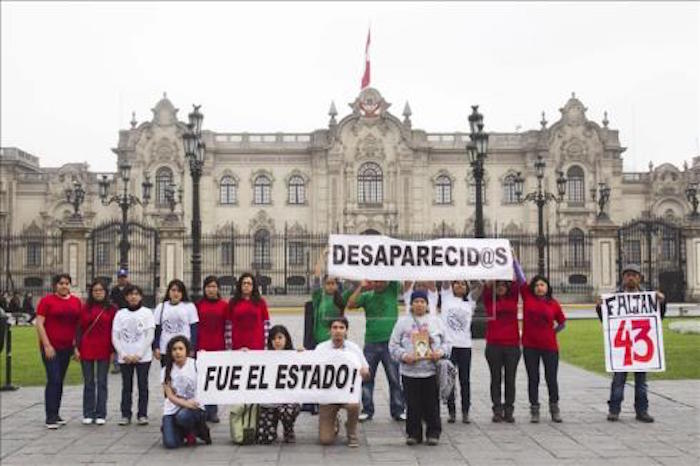 Peruanos en apoyo a los normalistas mexicanos. Foto: EFE