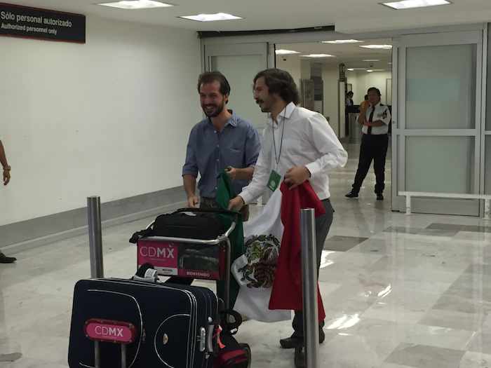 Integrantes De Proyecto Habesha Recibieron En El Aeropuerto a Essa Hassan Primer Estudiante Sirio Que Llega a México