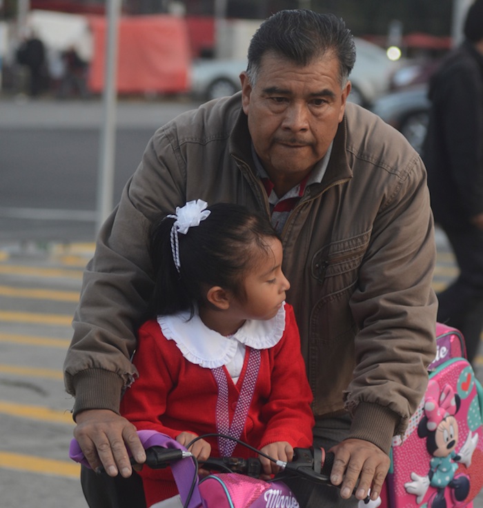 Padre Lleva a Su Hija a La Escuela Foto Cuartoscuro