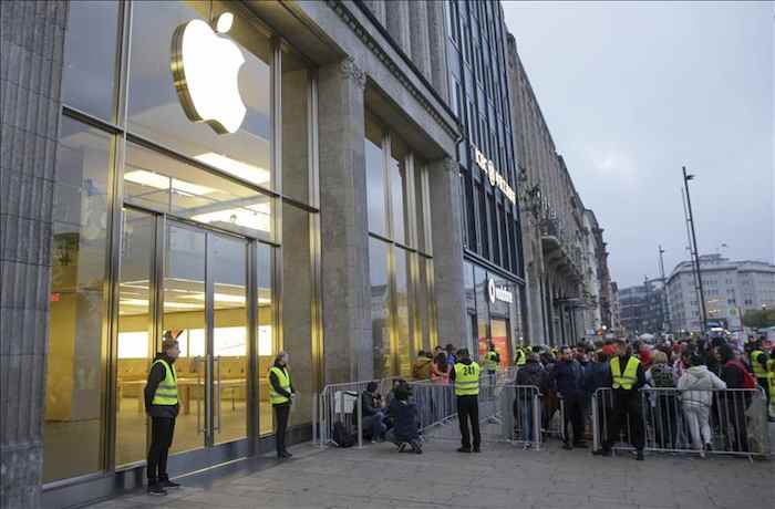 Compradores esperando afuera de la tienda de Apple. Foto: Efe