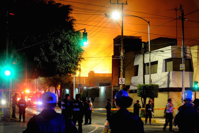 Aproximadamente 60 familias fueron evacuadas de una unidad habitacional contigua. Foto: Cuartoscuro