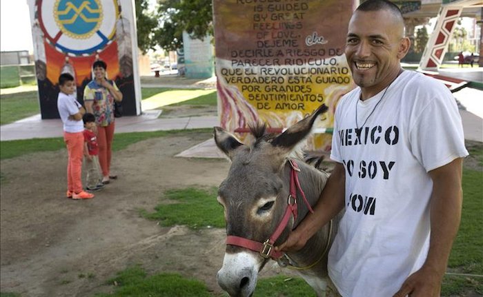 El veterano de origen mexicano, Rubén Ruiz Vega, posa para los fotógrafos con su burro "Tocayo" durante una rueda de prensa el 28 de agosto 2015, en San Diego, California. Foto: EFE