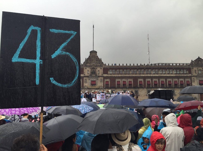 Las Personas Seguían Llegando Al Zócalo Del Df Portaban El Número Y Pancartas Con Los Rostros De Los Estudiantes Desaparecidos Foto Alejandro Páez Sinembargo