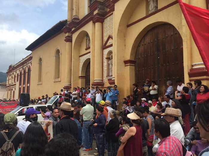 Ciudadanos se movilizan en Chiapas a un año de la desaparición de los 43. Foto: Twitter @FerMG33_