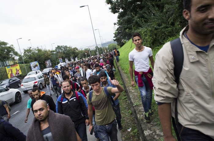 Los Refugiados Siguen Sin Saber Los Detalles Del Día a Día Sus Fuentes De Información Principales Son Los Perfiles De Facebook De Otros Viajeros Que Han Conseguido Algo De Cobertura Durante Su Recorrido Foto Matthew Cassel Vice Media