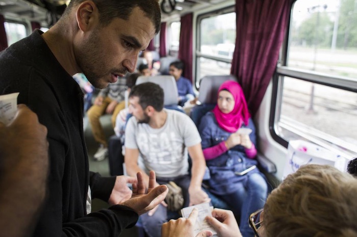 Alrededor De Agentes De Policía Húngaros Flanquean El Ferrocarril Y Procuran Mantener El Orden Inútilmente Foto Matthew Cassel Vice Media