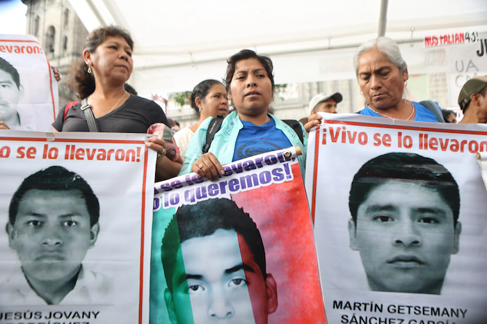 El ayuno de los padres de los 43 será monitoreado por paramédico del DF. Foto: Francisco Cañedo, SinEmbargo 