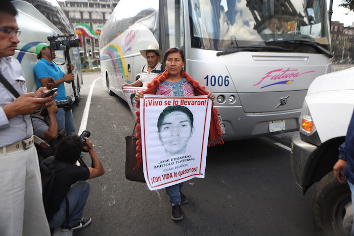 Los padres arribaron en varios camiones, y al descender de las unidades portaban la fotografía de sus hijos. Foto: Francisco Cañedo, SinEmbargo 