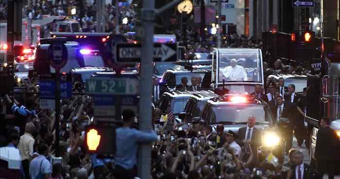 Papa Francisco Atraviesa La Quinta Avenida En El Papamóvil Camino a La Catedral De San Patricio En Nueva York Foto Efe