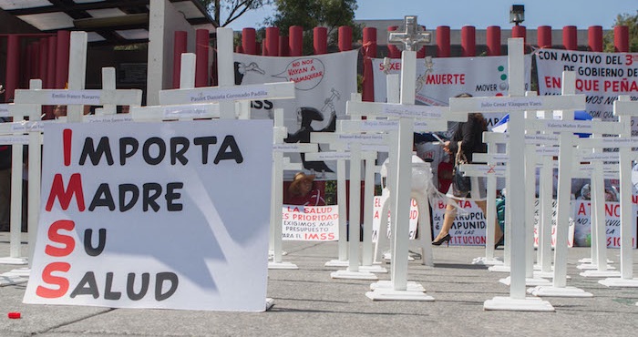 Derechohabientes del IMSS se apostaron afuera del Palacio Legislativo de San Lázaro para protestar por las malas condiciones del sistema de salud. Foto: Luis Barrón