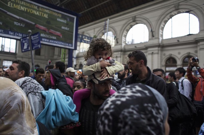 Miles De Migrantes Y De Refugiados Se Han Quedado Atrapados Esta Semana En Una Estación De Trenes De Budapest Foto Matthew Cassel Vice Media