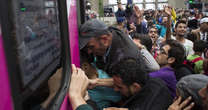 Muchos Padres De Familia Aguantan En Las Puertas De Los Trenes E Intentan Alcanzar a Los Suyos Con Los Brazos Entre Un Océano De Personas Foto Matthew Cassel Vice Media