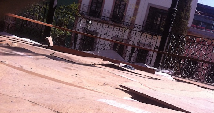 El piso del kiosco se encuentra en absoluta destrucción. Foto: Especial, SinEmbargo