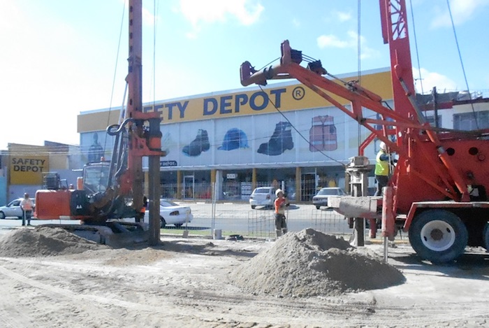 Vecinos y comerciantes han protestado por las afectaciones que les ha ocasionado la construcción de la Línea 3 del Tren Ligero de Guadalajara. Foto: SCT