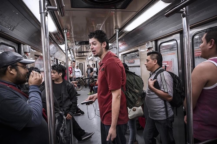 José Un Vendedor Vende Discos En Un Vagón Del Metro De La Ciudad De México Foto Vice Annick Donkers